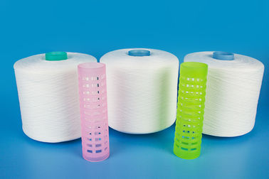 40/2 Virgen blanca cruda hizo girar el hilado torcido de los hilados de polyester en cono plástico