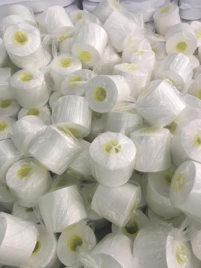 Do fabricante direto quente de China da venda do fio 40s/2 da linha de costura do branco poliéster 100% cru cone de tingidura por atacado girado do plástico do tubo